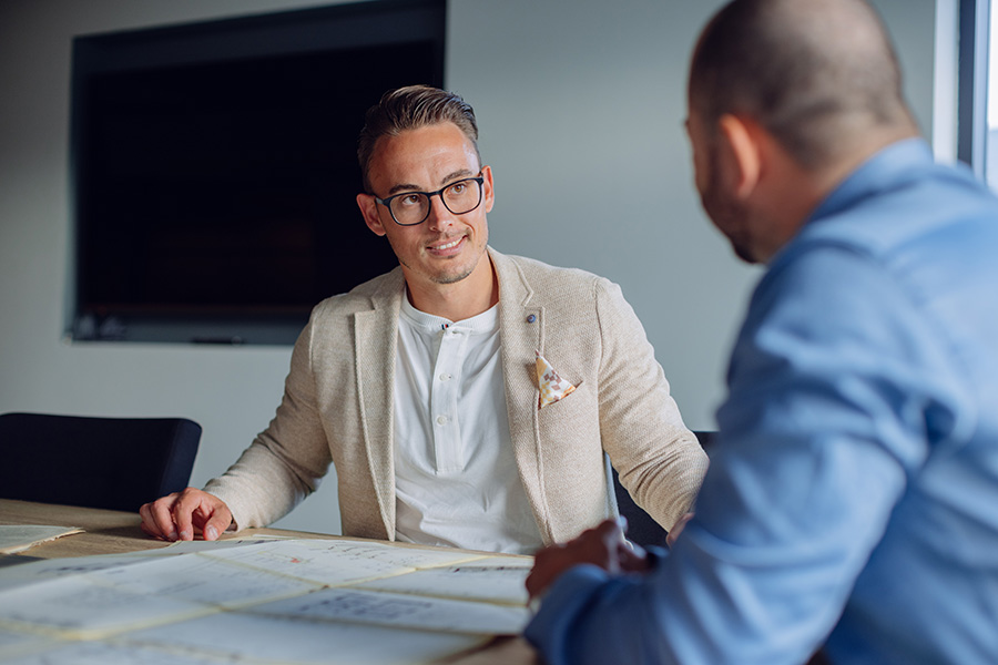 Immobilienexperte im Gespräch bei Nobel & Company – Beratung zu Immobilien in Ratingen